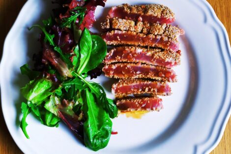 Tagliata di tonno in crosta di sesamo