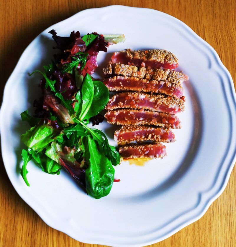 Tagliata di tonno in crosta di sesamo