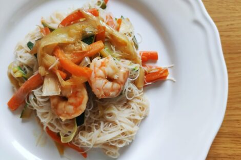 Noodles di riso con verdure e gamberi