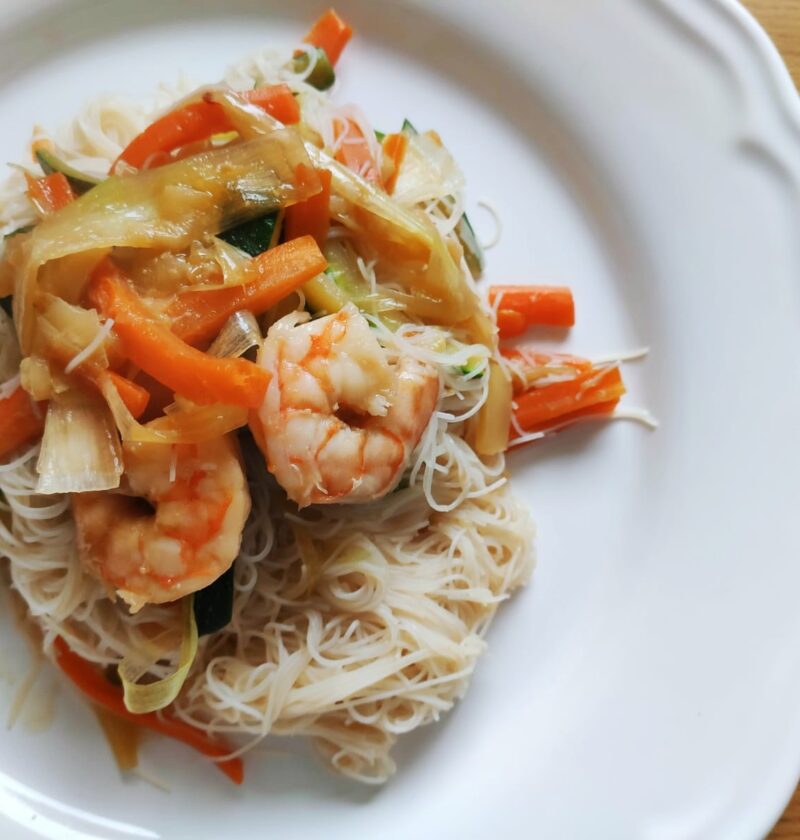 Noodles di riso con verdure e gamberi