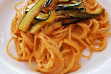 spaghetti di lenticchie con crema di peperoni