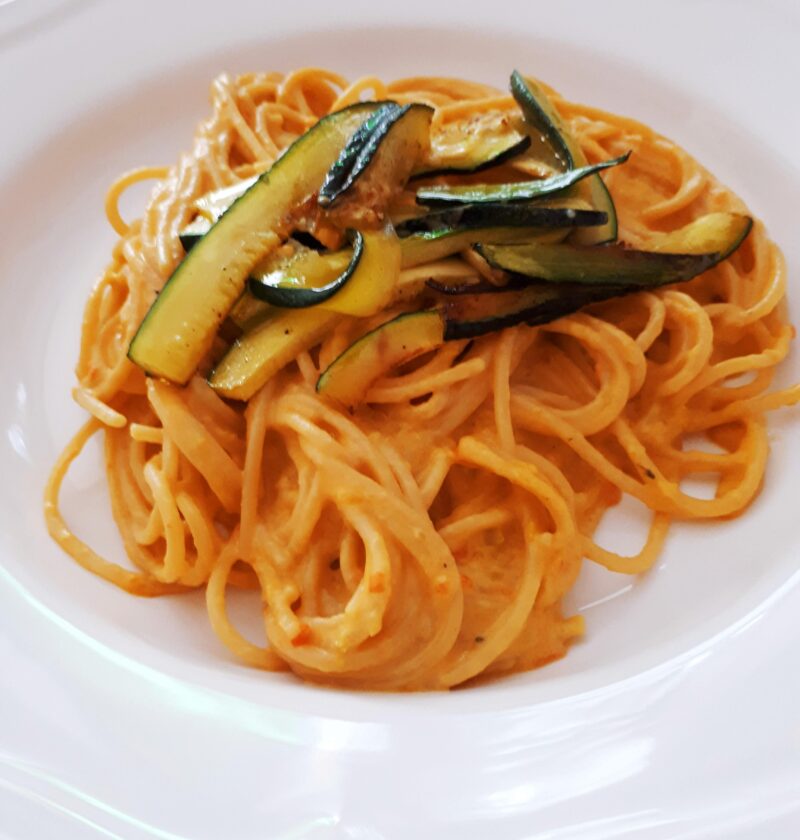 spaghetti di lenticchie con crema di peperoni