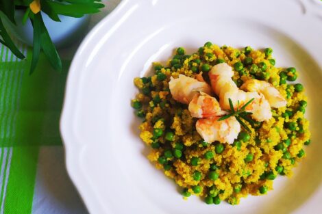 quinoa con gamberoni e piselli