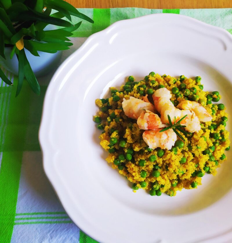 quinoa con gamberoni e piselli