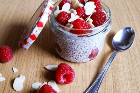 chia pudding ai lamponi e mandorle