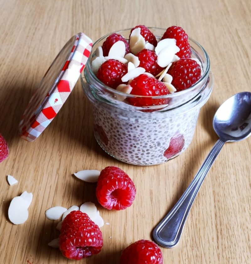 chia pudding ai lamponi e mandorle